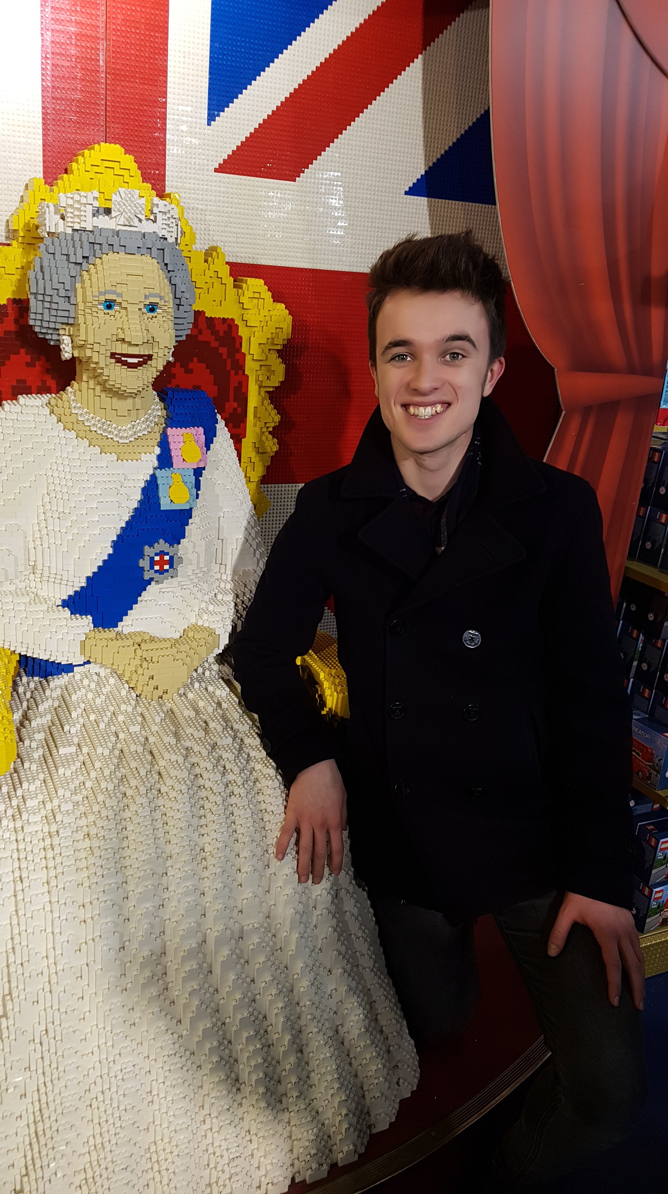 queen-elizabeth-ii-lego-knee